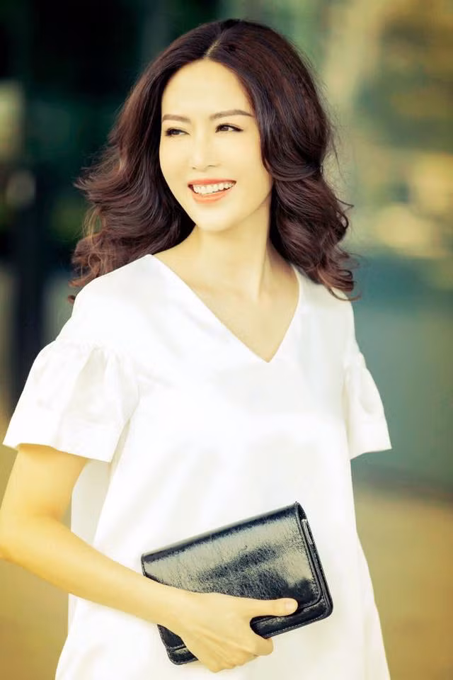 Làn da căng bóng, không một vết nhăn, nụ cười tươi là những ưu điểm giúp cô càng trẻ hơn so với tuổi 45.