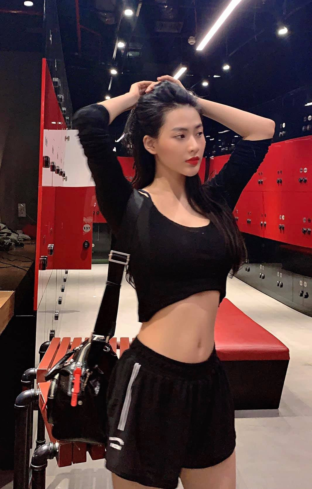 Ngoài đóng phim, hot girl Minh Trang còn tham gia đóng MV ca nhạc hay nhận chụp hình look book.