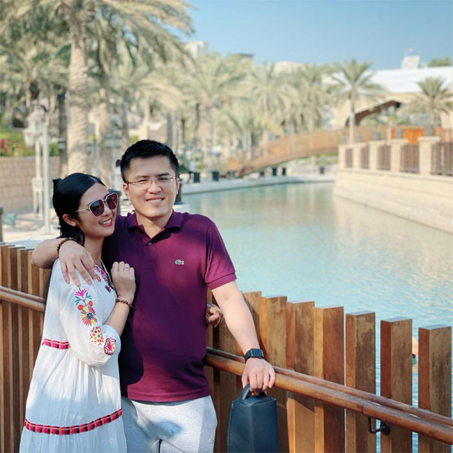 Người đẹp sinh năm 1989 cho biết, cô và bạn trai gặp nhau năm 2011, khi cô có chuyến đến thăm đất nước Ai Cập theo lời mời của đại sứ quán với mục đích hợp tác phát triển du lịch giữa hai nước. Khi đó, bạn trai cô đang là sinh viên học tập tại đây, được giao nhiệm vụ hướng dẫn đoàn.