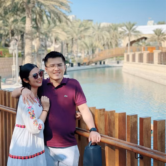 Người đẹp sinh năm 1989 cho biết, cô và bạn trai gặp nhau năm 2011, khi cô có chuyến đến thăm đất nước Ai Cập theo lời mời của đại sứ quán với mục đích hợp tác phát triển du lịch giữa hai nước. Khi đó, bạn trai cô đang là sinh viên học tập tại đây, được giao nhiệm vụ hướng dẫn đoàn.