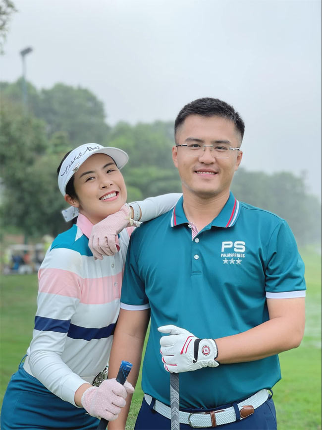 Bạn trai của Ngọc Hân là Phạm Phú Đạt, kém nàng hậu 1 tuổi, hiện đang công tác tại Bộ Ngoại giao.