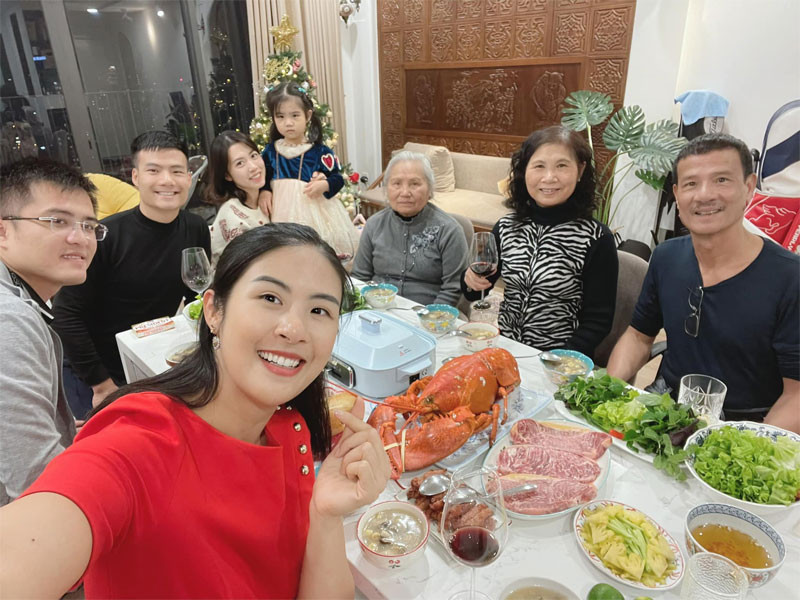 Sau 10 năm yêu nhau, giờ người yêu Ngọc Hân thân thiết với tất cả mọi thành viên trong gia đình cô.