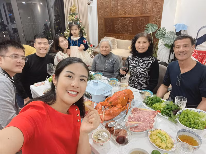 Sau 10 năm yêu nhau, giờ người yêu Ngọc Hân thân thiết với tất cả mọi thành viên trong gia đình cô.