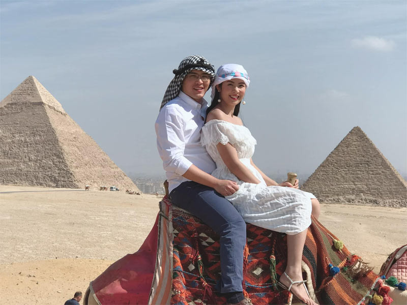 Tiếp theo Hoa hậu Việt Nam 2010 còn khoe ảnh cô và người yêu trở lại Ai Cập vào năm 2017: “Chàng trai và cô gái ấy cùng quay lại Ai Cập sau nhiều năm từ lần gặp đầu tiên – 2017”.