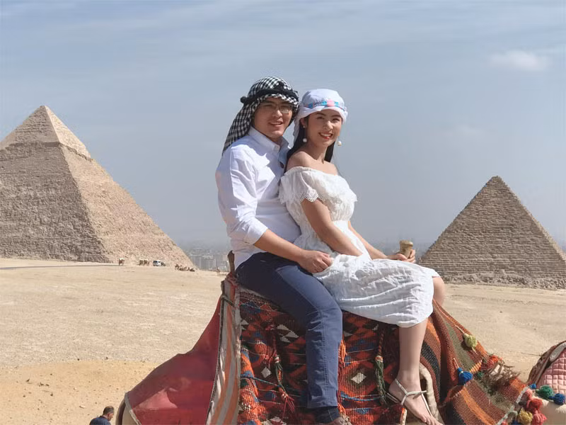 Tiếp theo Hoa hậu Việt Nam 2010 còn khoe ảnh cô và người yêu trở lại Ai Cập vào năm 2017: “Chàng trai và cô gái ấy cùng quay lại Ai Cập sau nhiều năm từ lần gặp đầu tiên – 2017”.