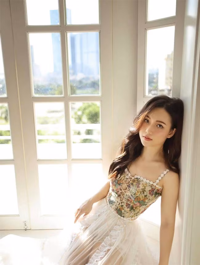 Ngoài "Phố trong làng" nữ diễn viên 9x đã tham gia nhiều bộ phim như: "Chạy trốn thanh xuân", "Lựa chọn số phận", "Lửa ấm"...