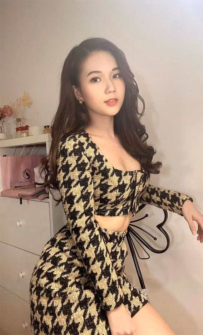 Ngọc Anh cao 1m68, số đo ba vòng 83-60-90.