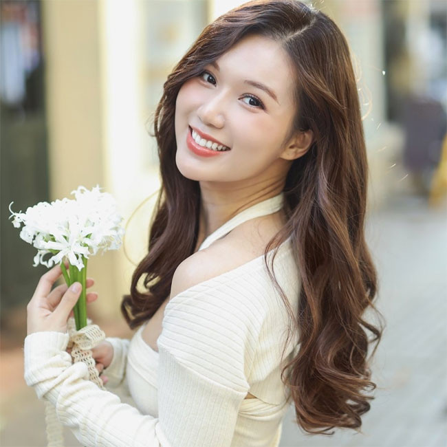 Người đẹp sinh năm 1996 sở hữu khuôn mặt xinh xắn ngọt ngào và thân hình với đường cong quyến rũ.