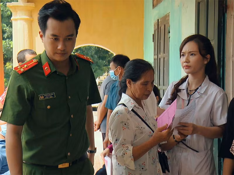 Ngọc Anh trong vai nữ y tá Ngọc phim "Phố trong làng".