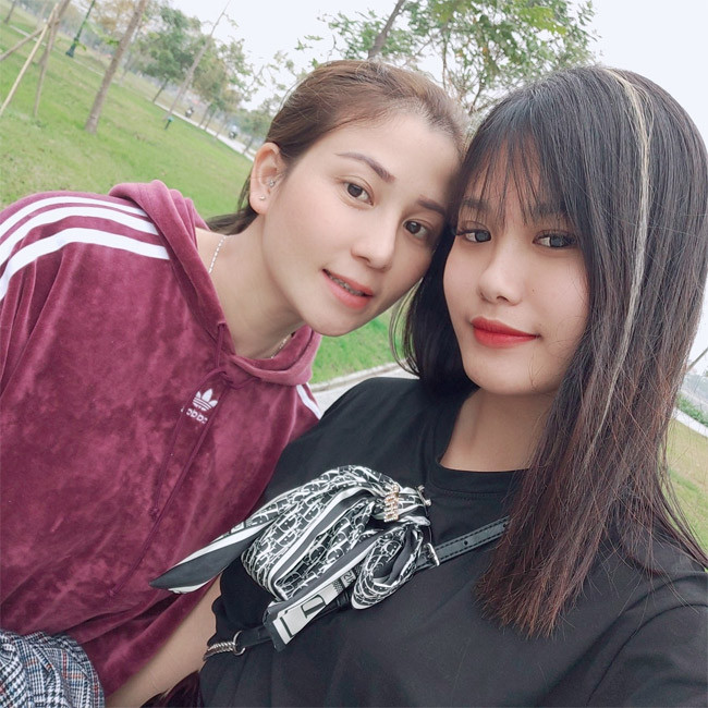 Hân Huyền chụp ảnh với mẹ, Thanh Quý.