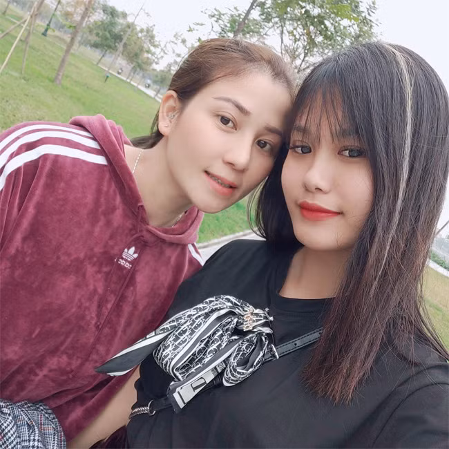 Hân Huyền chụp ảnh với mẹ, Thanh Quý.