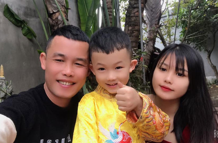 Hân Huyền chụp ảnh cùng bố và em trai cùng cha khác mẹ.