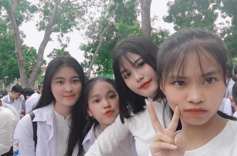 Hân Huyền (thứ hai từ phải qua) là Bí thư Đoàn trường.