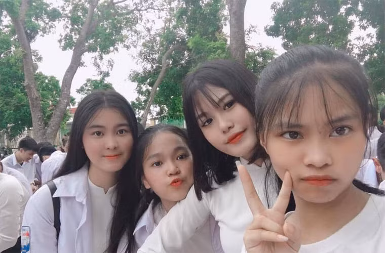 Hân Huyền (thứ hai từ phải qua) là Bí thư Đoàn trường.