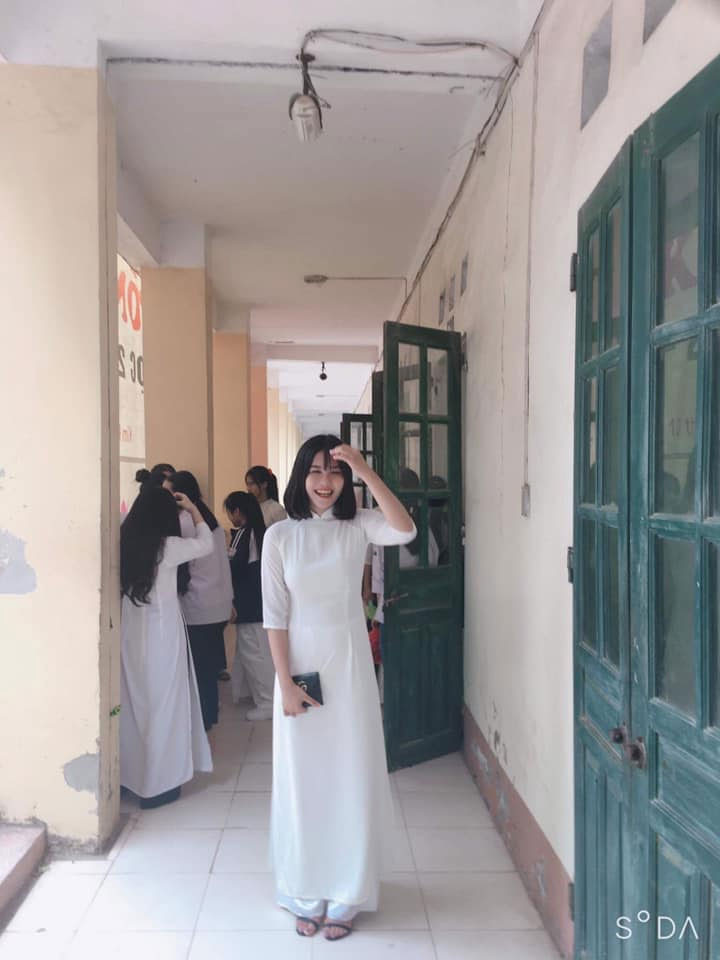 Ở trường, Hân Huyền là một học sinh năng động và tham gia rất nhiều các hoạt động của nhà trường.