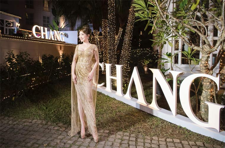 Chiếc váy lóng lánh ánh vàng cực kỳ quyến rũ được Lý Thùy Chang chọn mặc trong một sự kiện ra mắt thương hiệu của cô.