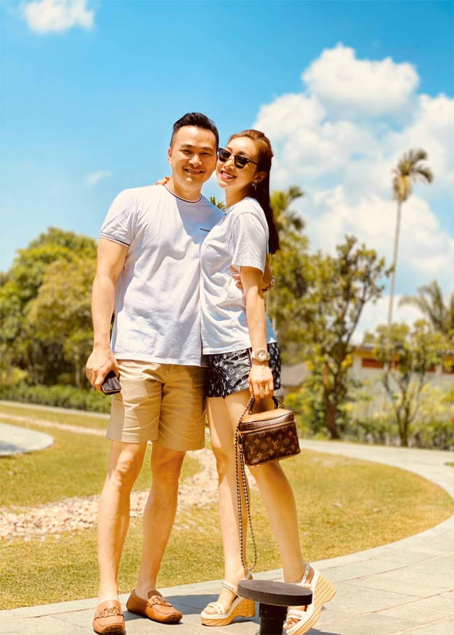 Ngoài lúc dự sự kiện, bà xã của diễn viên Chi Bảo thích phong cách đơn giản, trẻ trung như kết hợp quần short với áo phông.