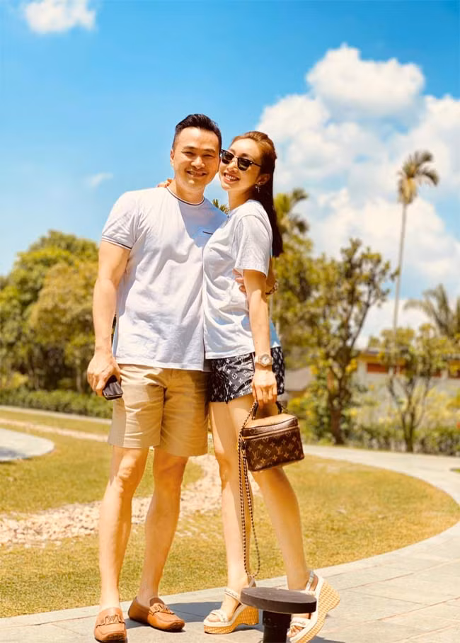 Ngoài lúc dự sự kiện, bà xã của diễn viên Chi Bảo thích phong cách đơn giản, trẻ trung như kết hợp quần short với áo phông.