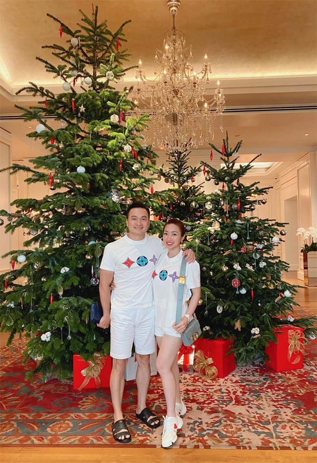 Cô chọn đồ đôi là áo phông trắng và quần short cùng màu cho hai vợ chồng trong một dịp đi chơi.