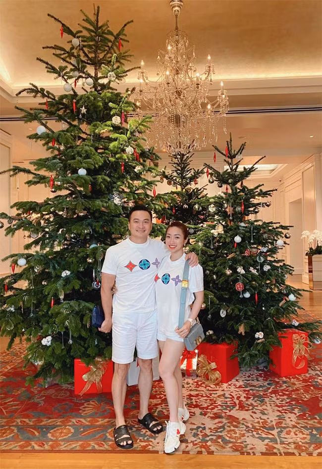 Cô chọn đồ đôi là áo phông trắng và quần short cùng màu cho hai vợ chồng trong một dịp đi chơi.