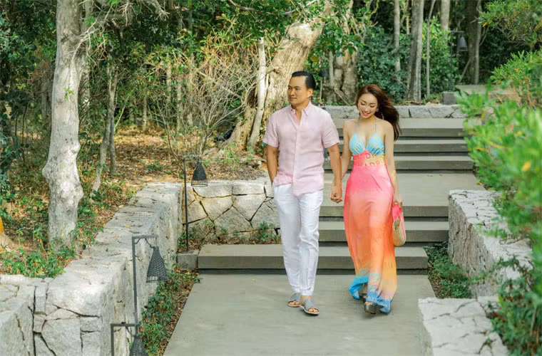 Thoi trang goi cam khoe 3 vong nong bong cua vo Chi Bao