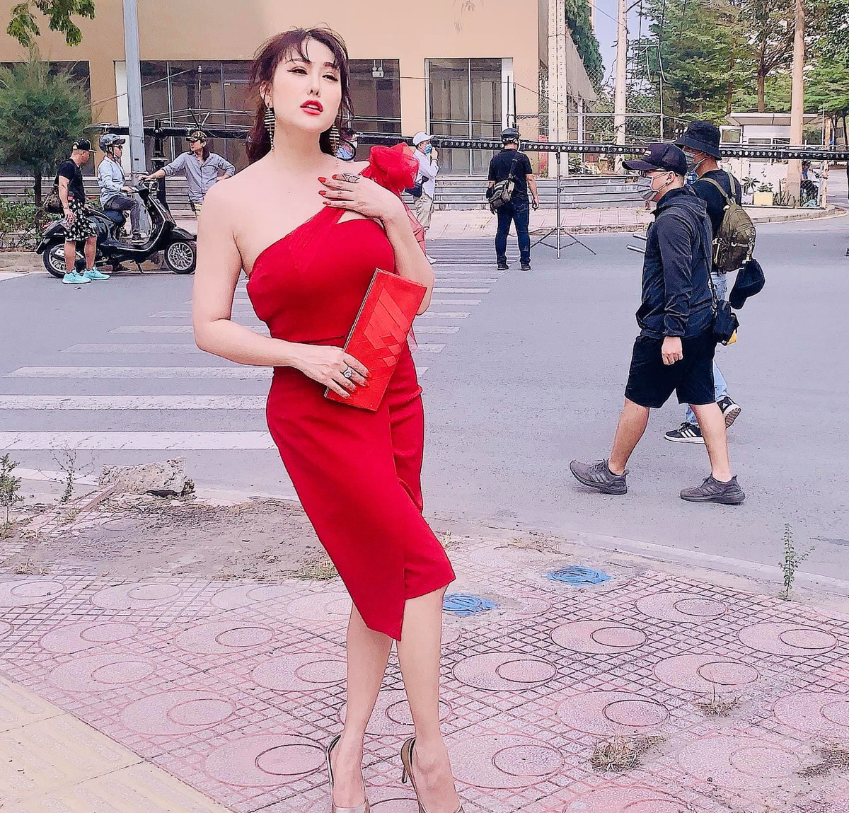 Nhiều năm qua, "nữ hoàng dao kéo" chọn rút lui khỏi showbiz để chuyển hướng sang kinh doanh. Mới đây, chị quyết định tái xuất khi tham gia một vai diễn trong phim.