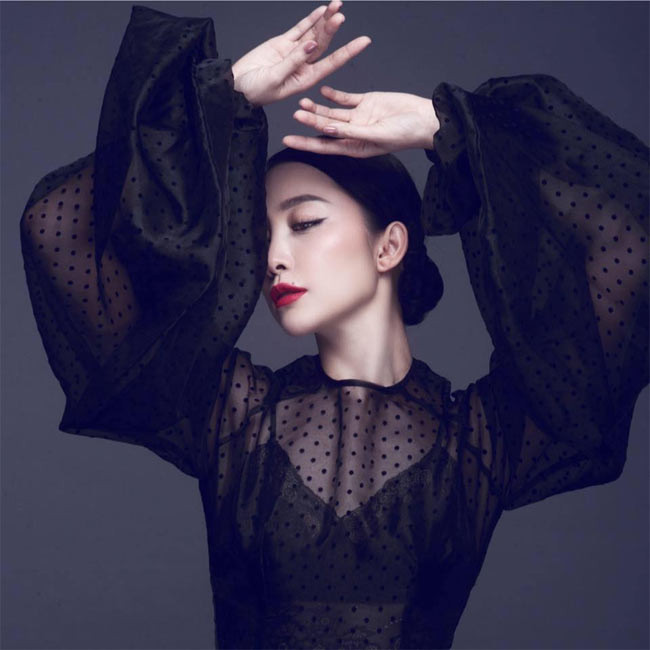 Không sở hữu ba vòng nóng bỏng nhưng Linh Nga lại có thần thái sang chảnh và cuốn hút.