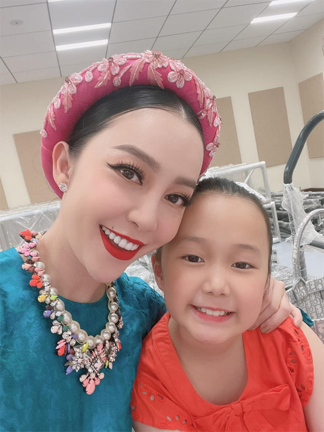 Năm 2017 Linh Nga và chồng cũ xảy ra tranh chấp quyền nuôi con. Nhưng cuối cùng tòa đã xử cho cô được quyền nuôi con gái Nguyễn Khánh Linh Ly.