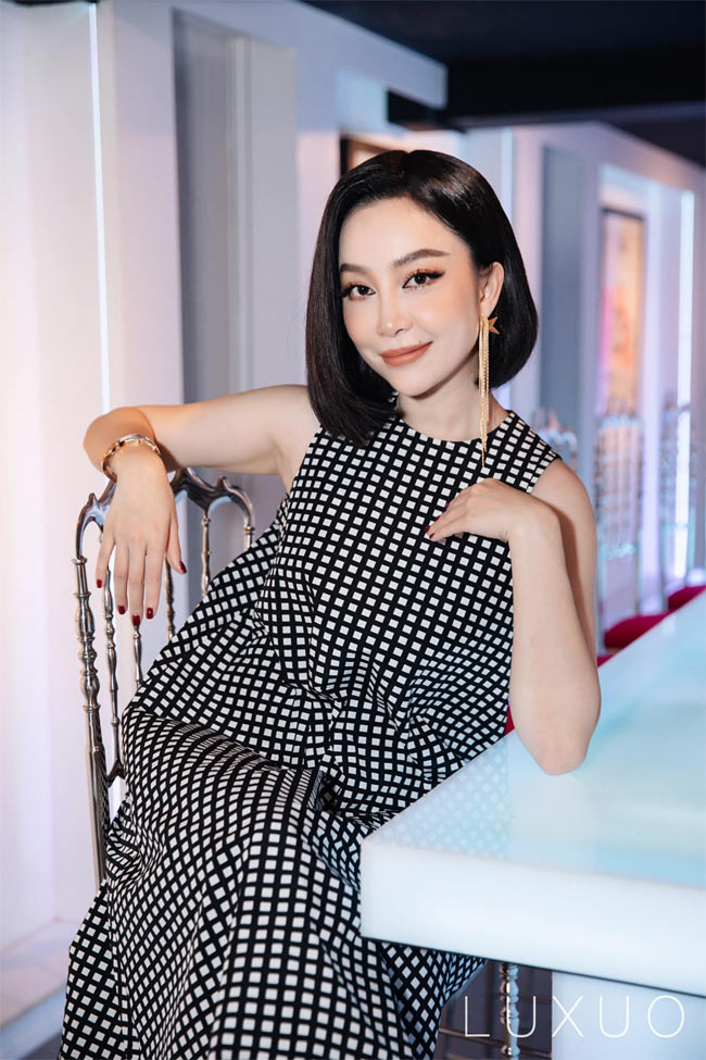 Sau đó, Linh Nga bị rò rỉ ảnh “khóa môi” một người đàn ông lạ. Người đó chính là Tuấn Moon (Anh Tuấn), người mà cô từng bị tố cặp kè khi vợ anh này sang Mỹ sinh con.