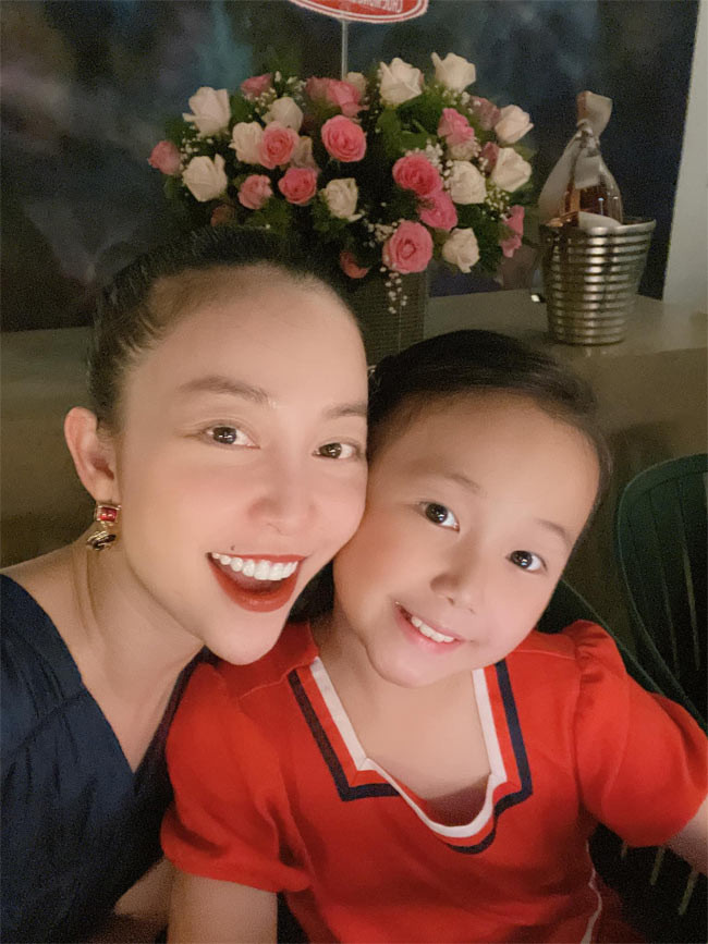 Hiện tại, Linh Nga đang tận hưởng cuộc sống vui vẻ bên gia đình, bạn bè và người yêu.