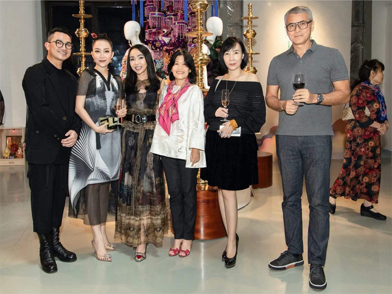 Cả hai thỉnh thoảng chia sẻ ảnh cùng nhau đi dự sự kiện. Tuy nhiên, cả Linh Nga và bạn trai đều rất hạn chế chia sẻ ảnh chụp cùng nhau trên mạng xã hội.