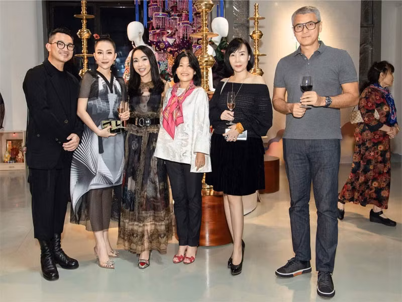 Cả hai thỉnh thoảng chia sẻ ảnh cùng nhau đi dự sự kiện. Tuy nhiên, cả Linh Nga và bạn trai đều rất hạn chế chia sẻ ảnh chụp cùng nhau trên mạng xã hội.