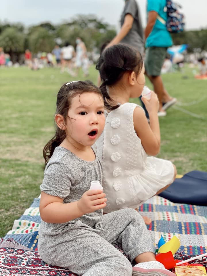 Dáng vẻ cao lớn của Myla khiến nhiều người lầm tưởng là những cô bé 5-6 tuổi.