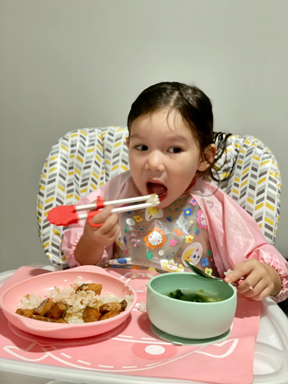 Myla được mẹ kiên trì rèn cho nếp ăn uống và sinh hoạt từ bé.