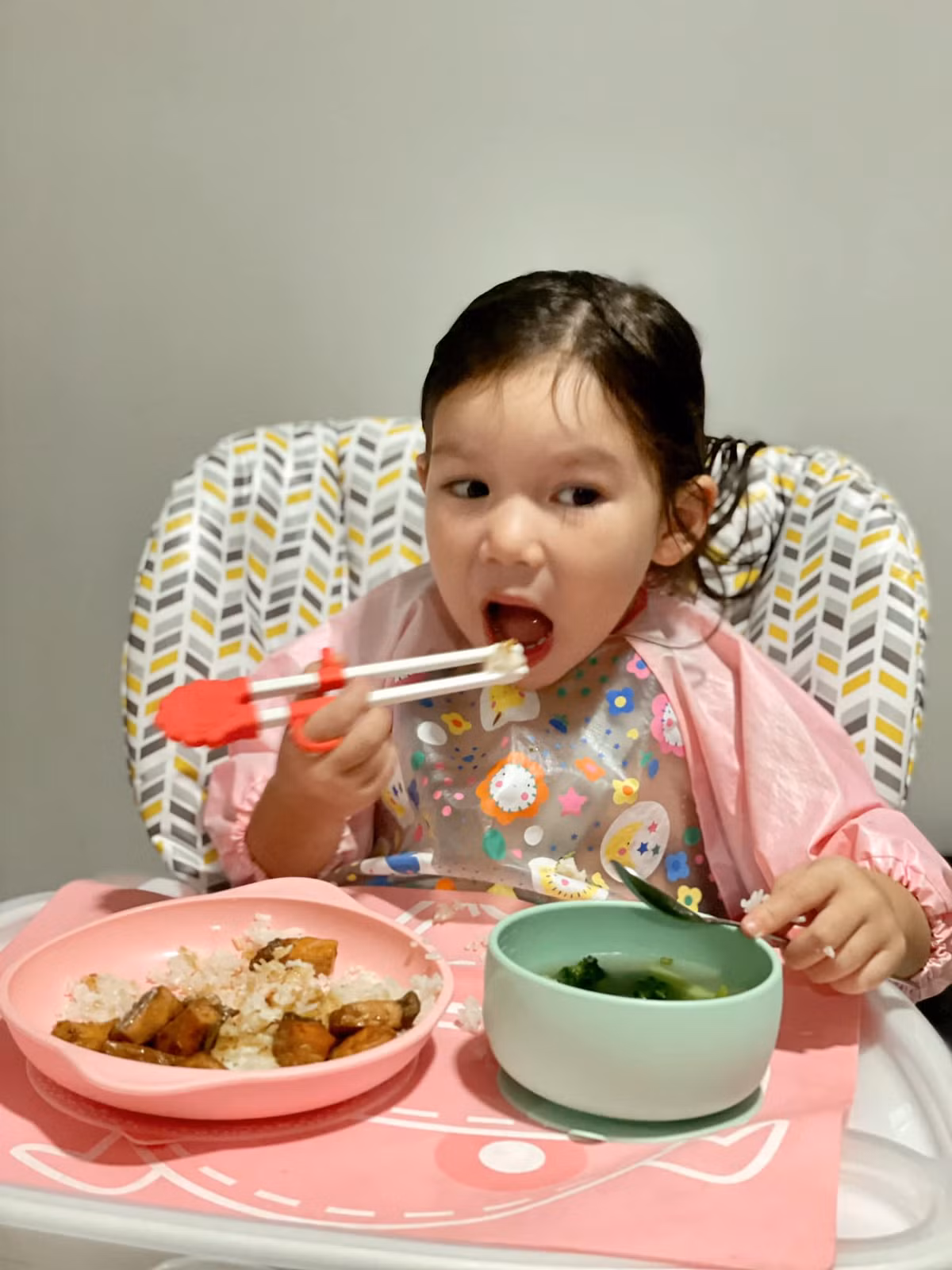 Myla được mẹ kiên trì rèn cho nếp ăn uống và sinh hoạt từ bé.