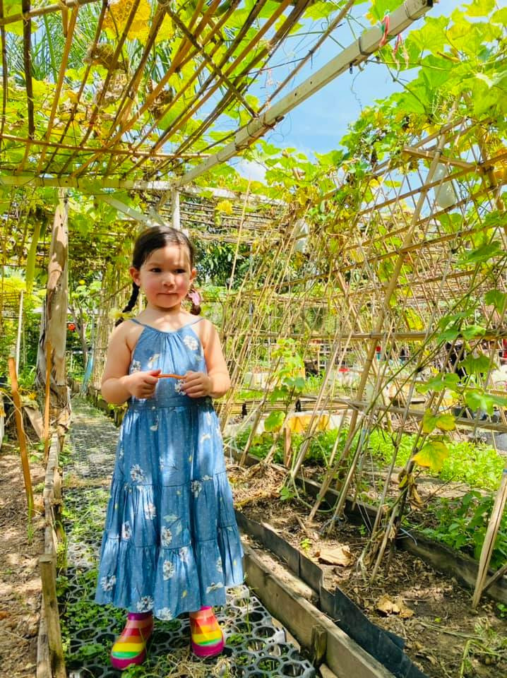 "Việc bé có khả năng song ngữ, có thể nói tiếng Anh như tiếng mẹ đẻ, đối với mình là điều dĩ nhiên bởi bé có bố là người Anh, sau này lớn hơn chút nữa sẽ đi học ở trường quốc tế Anh Quốc, giao thiệp hoàn toàn bằng tiếng Anh. Còn tiếng Việt, là một ngôn ngữ rất khó, nên mình muốn những năm đầu đời bé phải rất rõ ràng về ngôn ngữ tiếng Việt", Hà Anh cho biết thêm. 