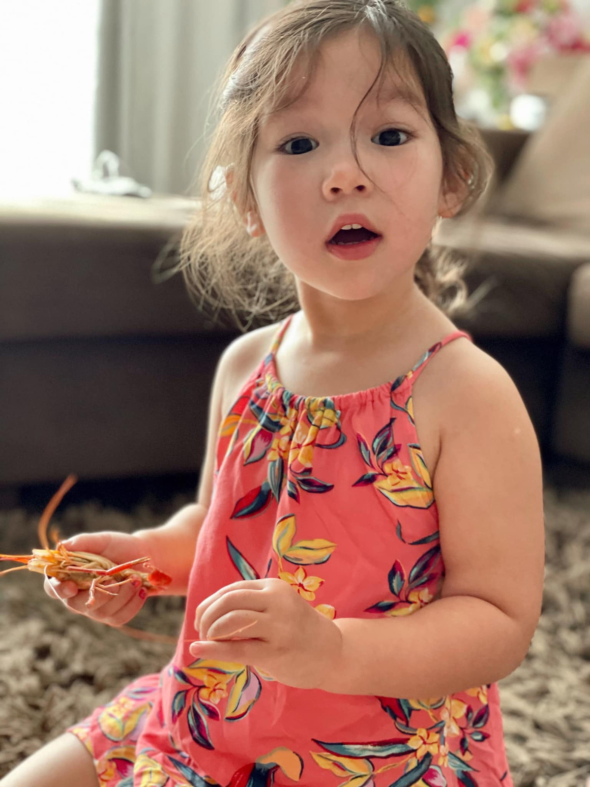 Về quan điểm dạy ngôn ngữ cho con, Hà Anh chọn tiếng Việt là tiếng mẹ đẻ cho con gái dù chồng là người Anh. Cô chia sẻ: "Myla 2 tuổi rưỡi, đang tập nói và bé giao tiếp với mẹ hoàn toàn bằng tiếng Việt, giao tiếp với bố hoàn toàn bằng tiếng Anh. Mẹ với bố mặc dù nói chuyện bằng tiếng Anh với nhau nhưng mẹ quay ra nói với Myla thì bao giờ cũng bằng tiếng Việt. Mình không biết mọi người nghĩ sao chứ mình thực sự rất mong muốn bé Myla nói và sau này là viết thành thạo tiếng Việt".