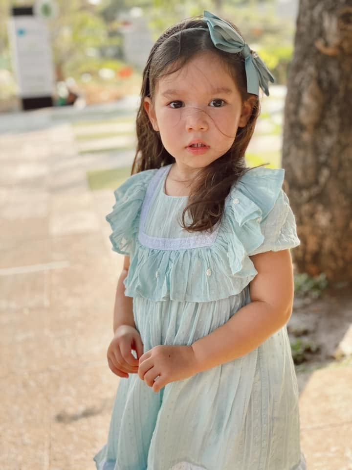 Con gái được siêu mẫu sinh năm 1982 chăm sóc cực kỳ ân cần và chu đáo.