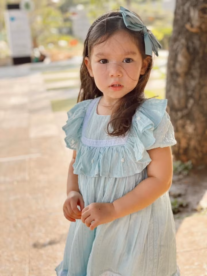 Con gái được siêu mẫu sinh năm 1982 chăm sóc cực kỳ ân cần và chu đáo.