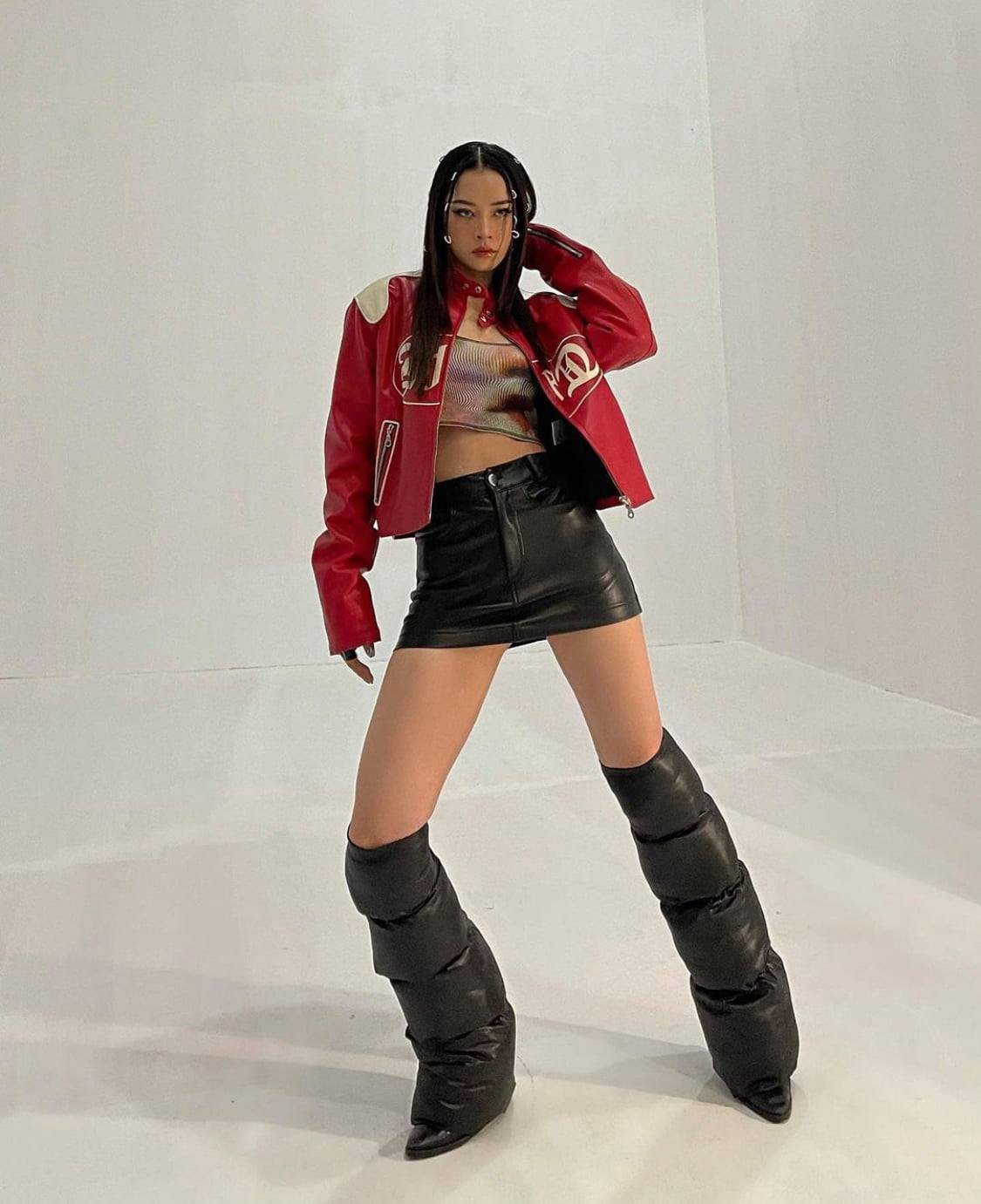 Với kinh nghiệm tạo dáng trước ống kính, người đẹp luôn biết cách che chắn để không "lộ hàng".