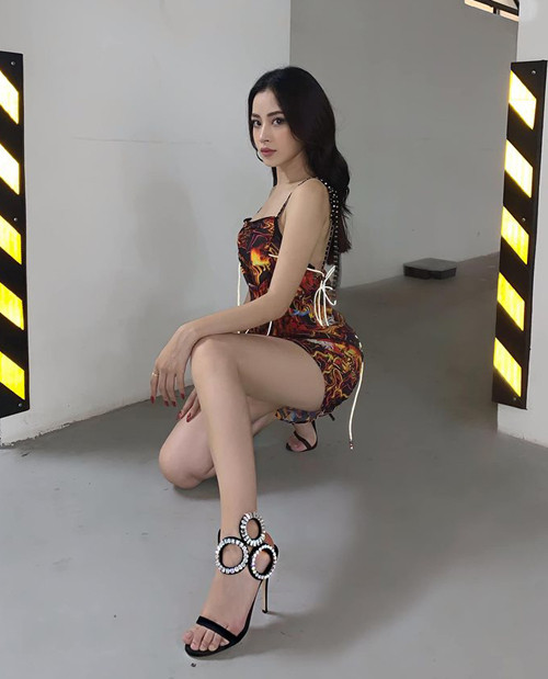 Tuy vậy, những thiết kế quá ngắn chỉ "vừa che chắn vòng 3" đôi khi lại khiến mỹ nhân sinh năm 1993 dễ rơi vào cảnh "hớ hênh".