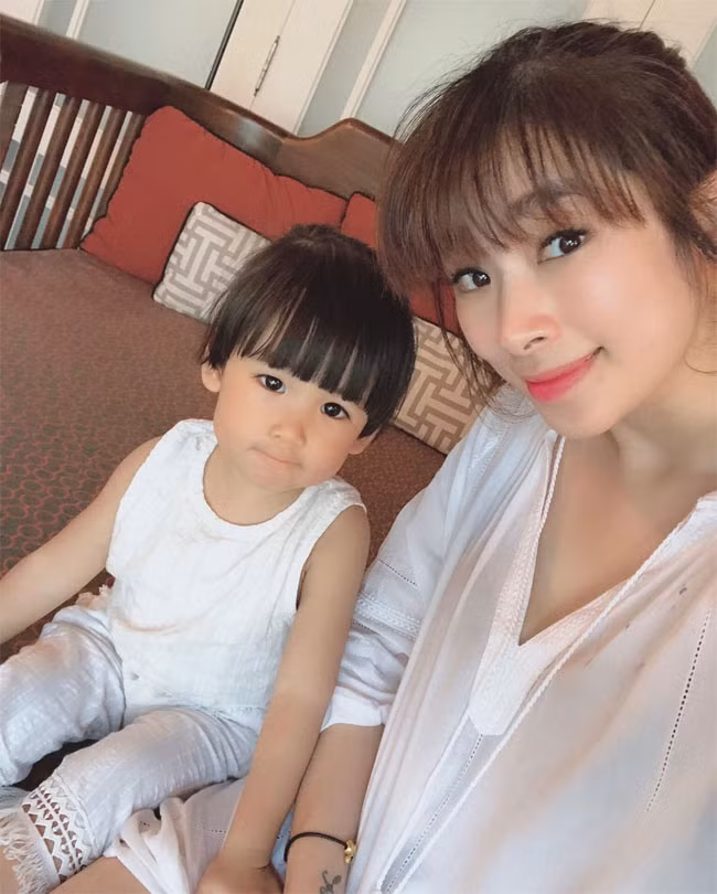 Không những thế, Anh Thư còn có thân hình rất bốc lửa. Bà xã của Quốc Khánh cũng được nhận xét là người rất năng động khi vừa làm công việc ở VTV vừa kinh doanh lĩnh vực ăn uống.