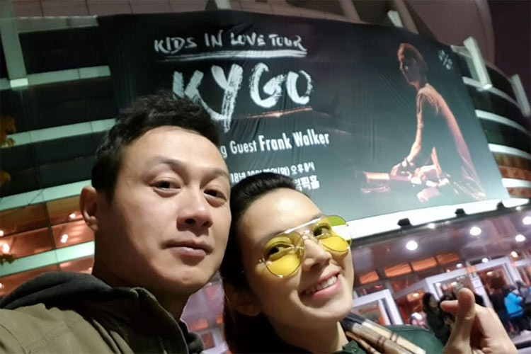 Vợ thứ hai của MC Anh Tuấn là Lý Hồng Nhung, sinh năm 1988, kém anh 14 tuổi và từng dự thi Hoa hậu Việt Nam năm 2008.