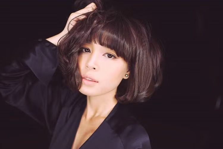 Linh Lê (tên thật là Nguyễn Huyền Linh) sở hữu nét đẹp hiện đại, cá tính. Sau khi sinh con, Linh Lê vẫn giữ được vóc dáng thon thả, quyến rũ.