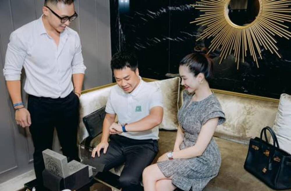 Giọng ca “Rời bỏ” cũng đáp lại tấm chân tình của bạn trai bằng những hành động như sẵn sàng chi gần 1 tỷ đồng sắm chiếc đồng hồ hàng hiếm tặng Minh Hải. (Ảnh: Vietnamnet)