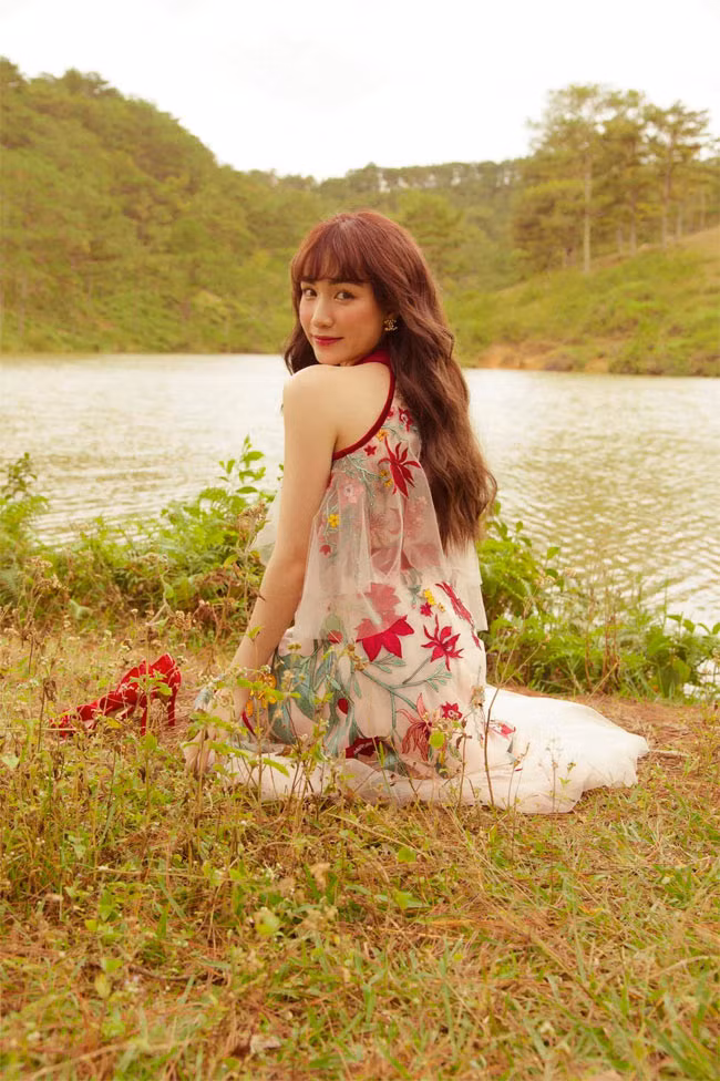 Theo một nguồn tin cho biết Hòa Minzy sinh con tại Sài Gòn vào đầu tháng 11, có người đã nhìn thấy nữ ca sĩ vào phòng sinh của một bệnh viện lớn. (Ảnh: FBNV).