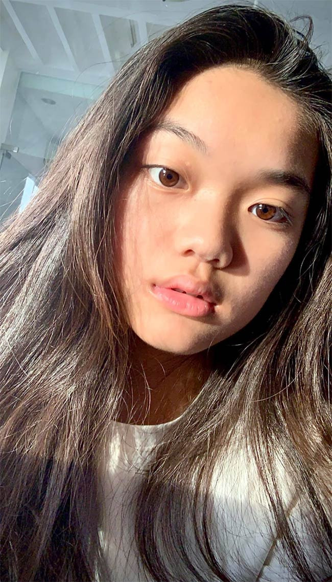 Còn cô con gái thứ hai Jennifer lại có nét đẹp cá tính và rất tây.