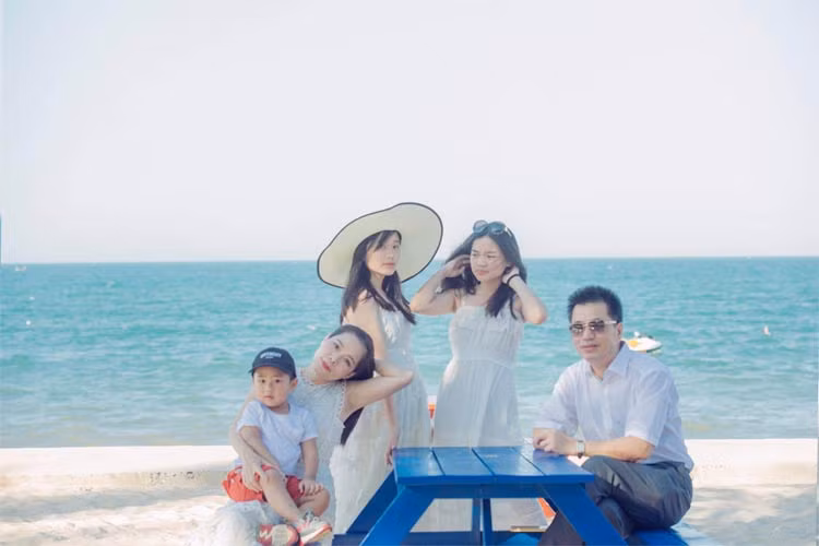 Vợ chồng Mỹ Lệ sống rất hạnh phúc bên ba con, hai gái, một trai.