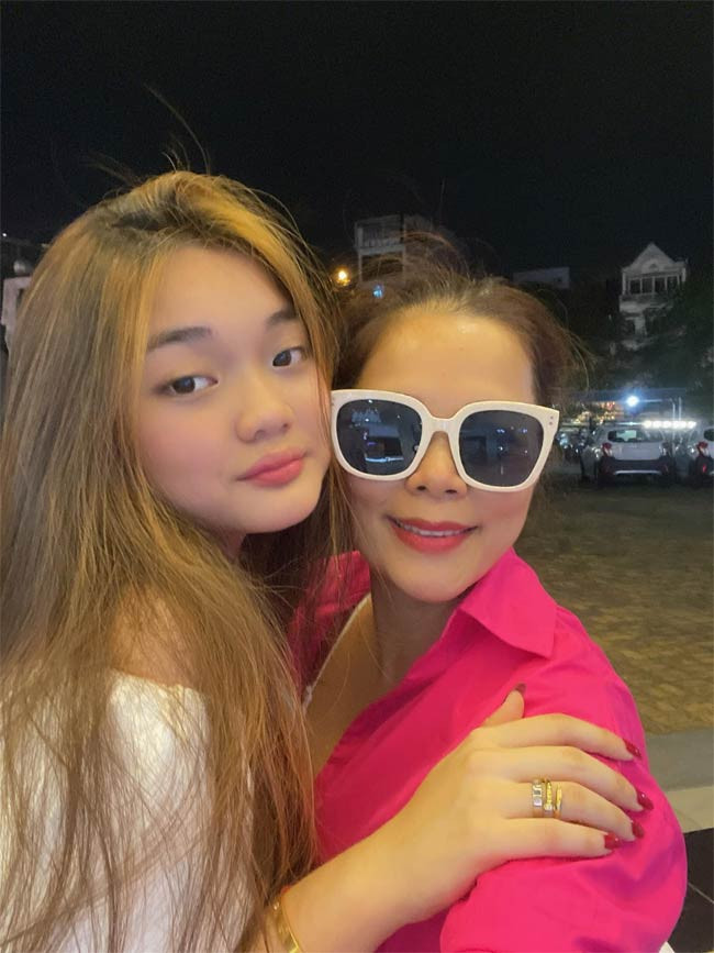 Ngược lại với chị gái, Jennifer Ngo lại là cô bé cá tính, quậy và thích đồ hiệu.