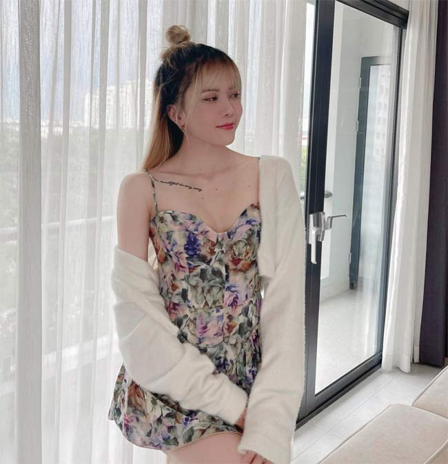 Váy ngắn cũng là một trong những món đồ thời trang yêu thích của giọng ca "Một mình có buồn không".